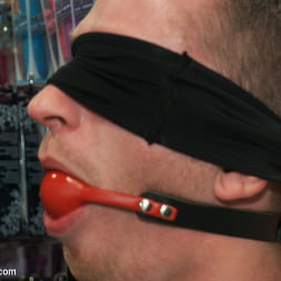 A stud wants to be a whore in a sex shop.